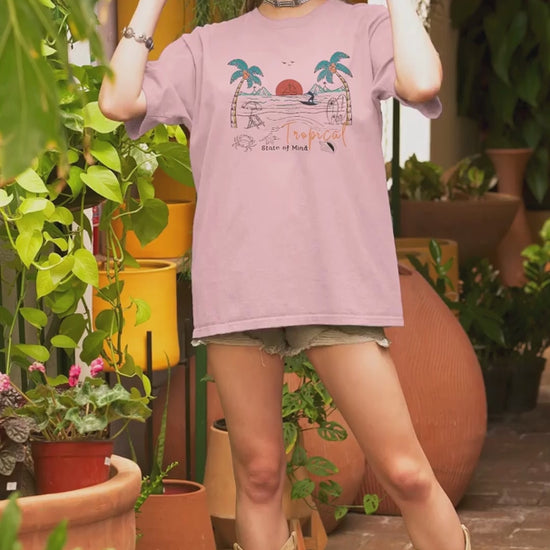 Oversize-Summer-Beach-Pink-T-Shirt-Video-Of-A-Charming-Woman-With-A-Boho-Themed-Style