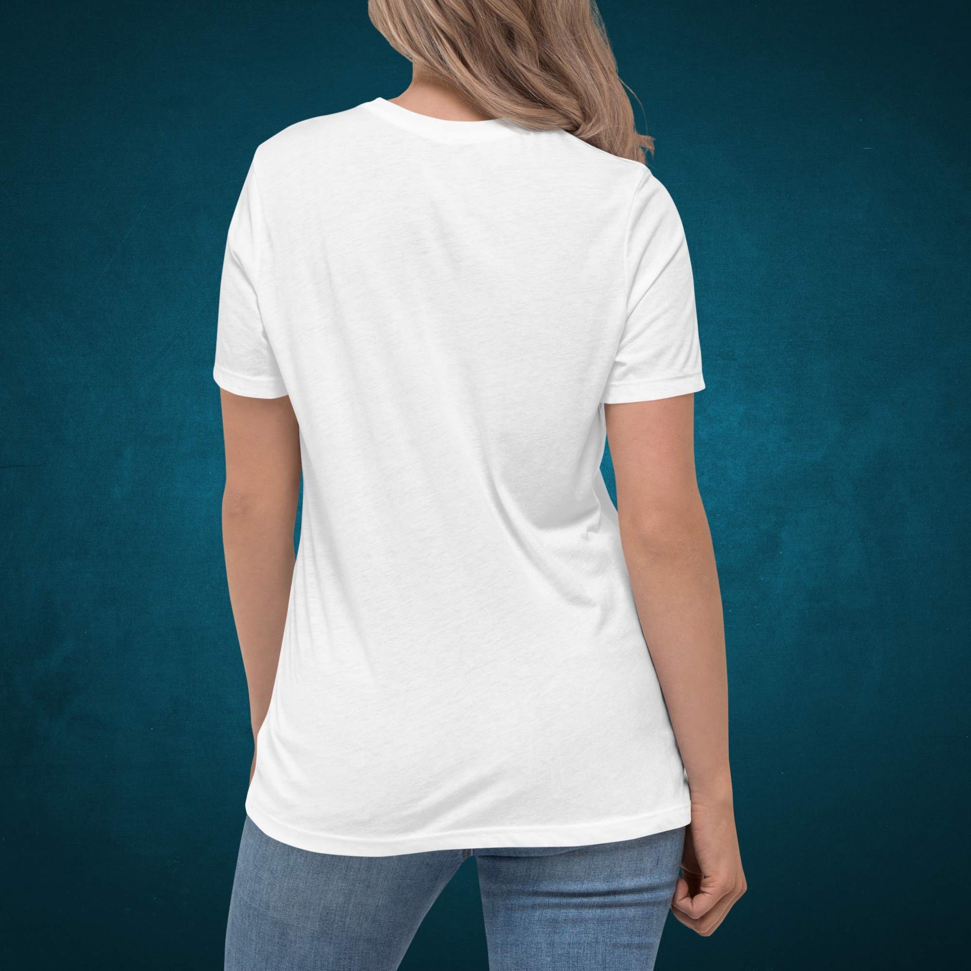 woman-posing-with-her-back-wearing-a-white-soft-tee